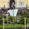 Pobladores en las gradas de acceso a la iglesia del distrito de Huandoval en la Plaza de Armas.