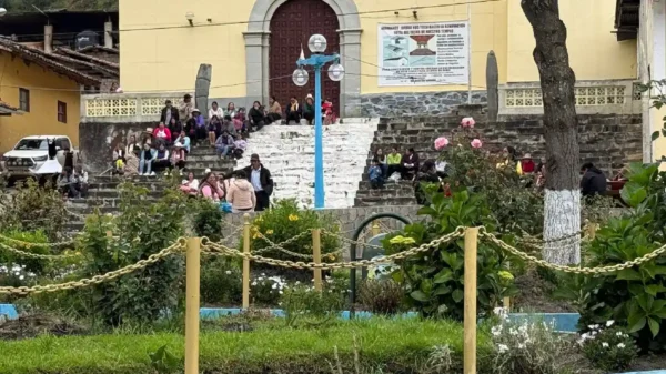 Pobladores en las gradas de acceso a la iglesia del distrito de Huandoval en la Plaza de Armas.