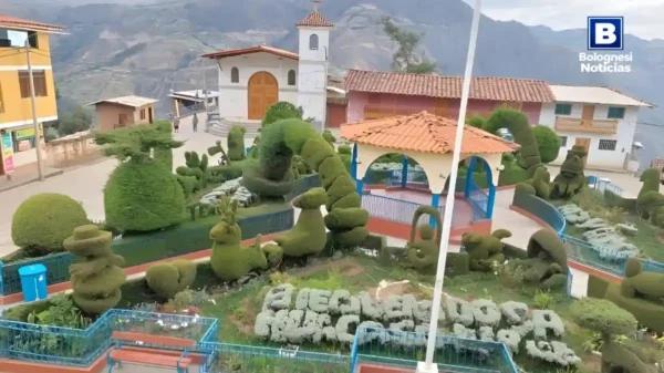 Plaza de Armas de Huacaschuque, uno de los distritos afectados por concesiones mineras en Pallasca, Áncash.