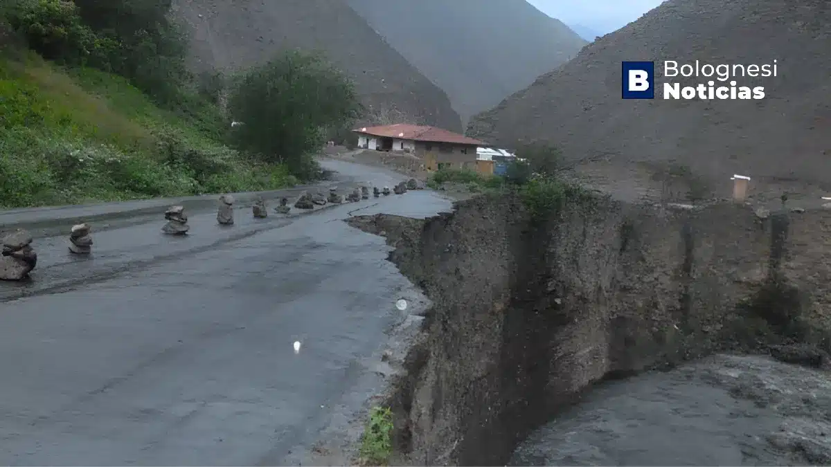 Caserío Sacaycacha en Pallasca sufre el colapso de carretera por el desborde del río Tablachaca a causa de lluvias.