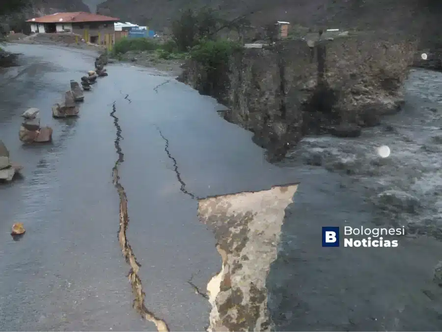 Grietas y erosión severa en la Red Vial Pallasca en el caserío Sacaycacha por el aumento del río Tablachaca.