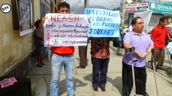 Ciudadanos realizan protesta contra Álvarez en Chimbote para exigir al Ejecutivo frenar transferencia de fondos al gobierno regional de Áncash