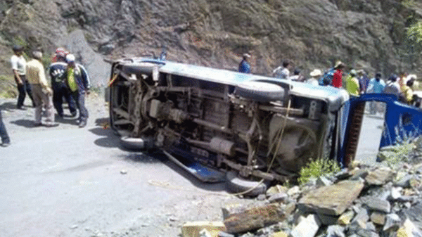 Combi se accidenta en Pampas, chofer evita tragedia, pero deja dos heridos