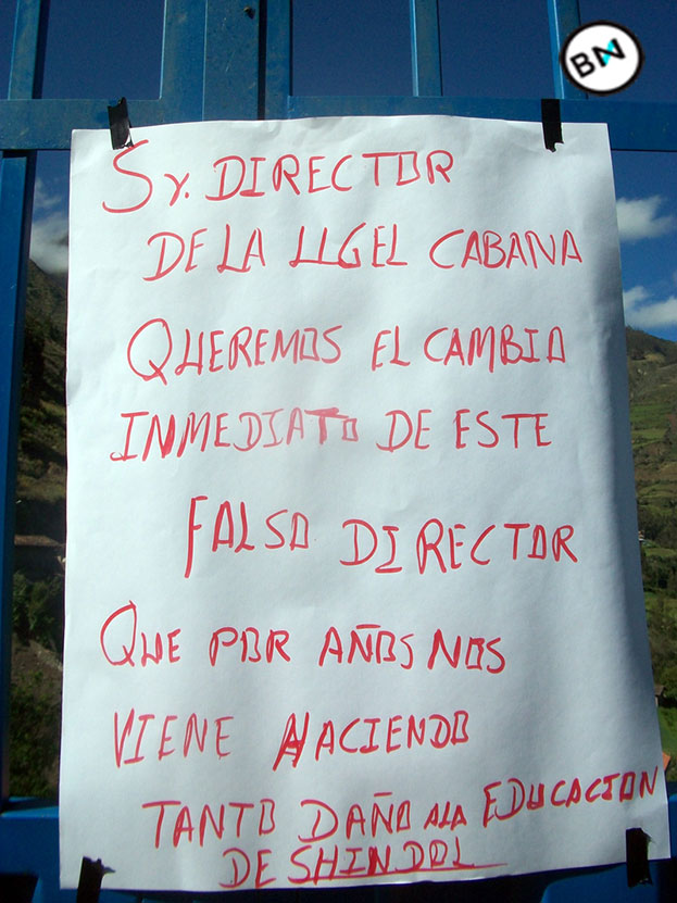 carteles-de-protesta-en-colegio-de-shindol,-pallasca