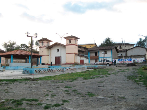 plaza-de-armas-del-centro-poblado-puyalli