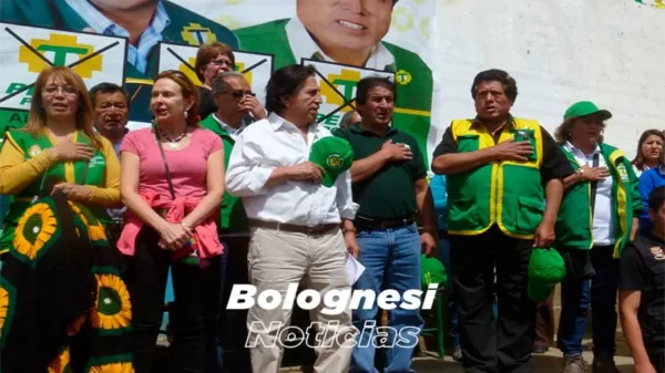 Alejandro Toledo condecorado cundo visitó Pallasca.