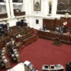 La Ley 30305 prohibió la reelección inmediata de alcaldes y gobernadores regionales en Perú para evitar la permanencia consecutiva en el poder.