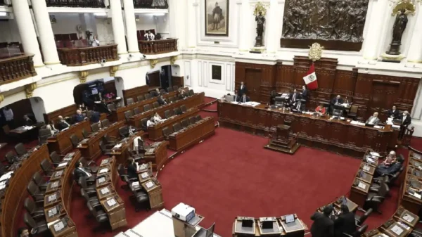 La Ley 30305 prohibió la reelección inmediata de alcaldes y gobernadores regionales en Perú para evitar la permanencia consecutiva en el poder.