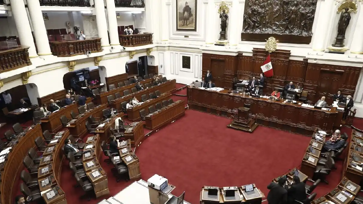 La Ley 30305 prohibió la reelección inmediata de alcaldes y gobernadores regionales en Perú para evitar la permanencia consecutiva en el poder.