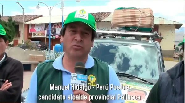 Manuel Hidalgo en Pallasca ofreciendo declaraciones tras ser declarado candidato apto por el JNE.