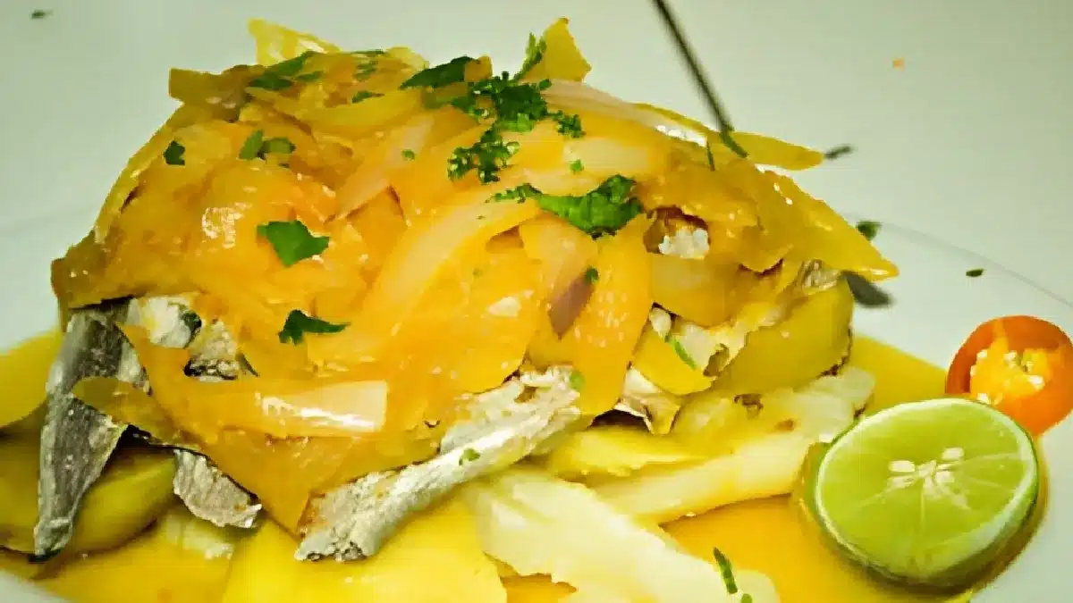 Causa de Vinzos tradicional de Chimbote preparada con pescado salado y yuca lista para servirse