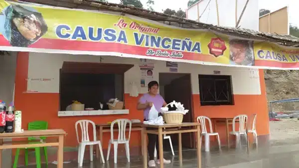 Causa de Vinzos envuelta en hoja de plátano, tradición familiar gastronómica en Áncash