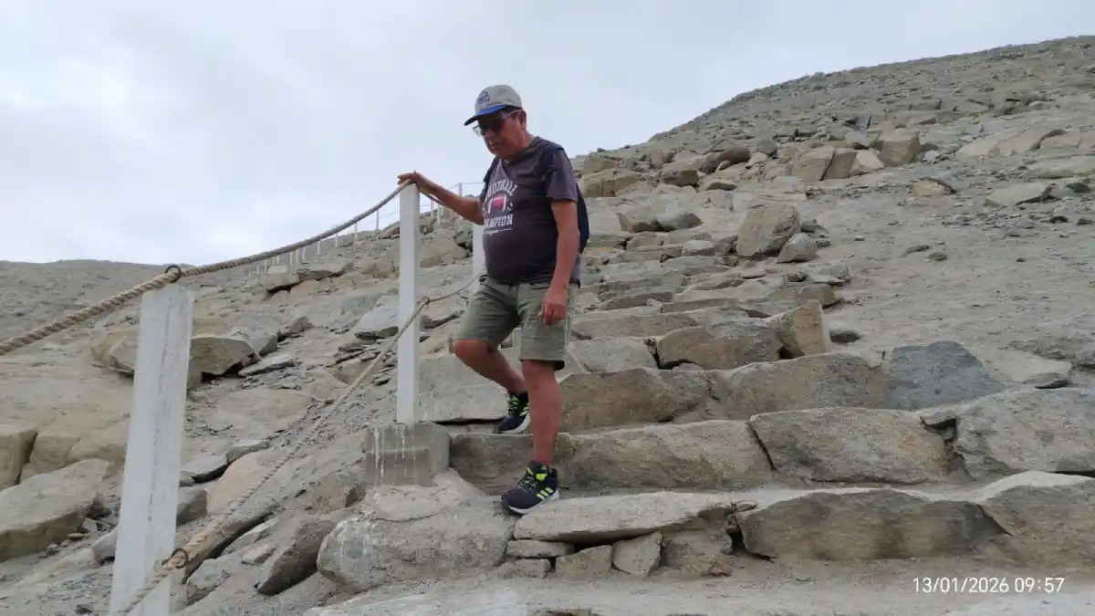 Jacinto Rojas recorriendo el Cerro Sechín en Casma, Áncash, durante visita al Centro Arqueológico Sechín