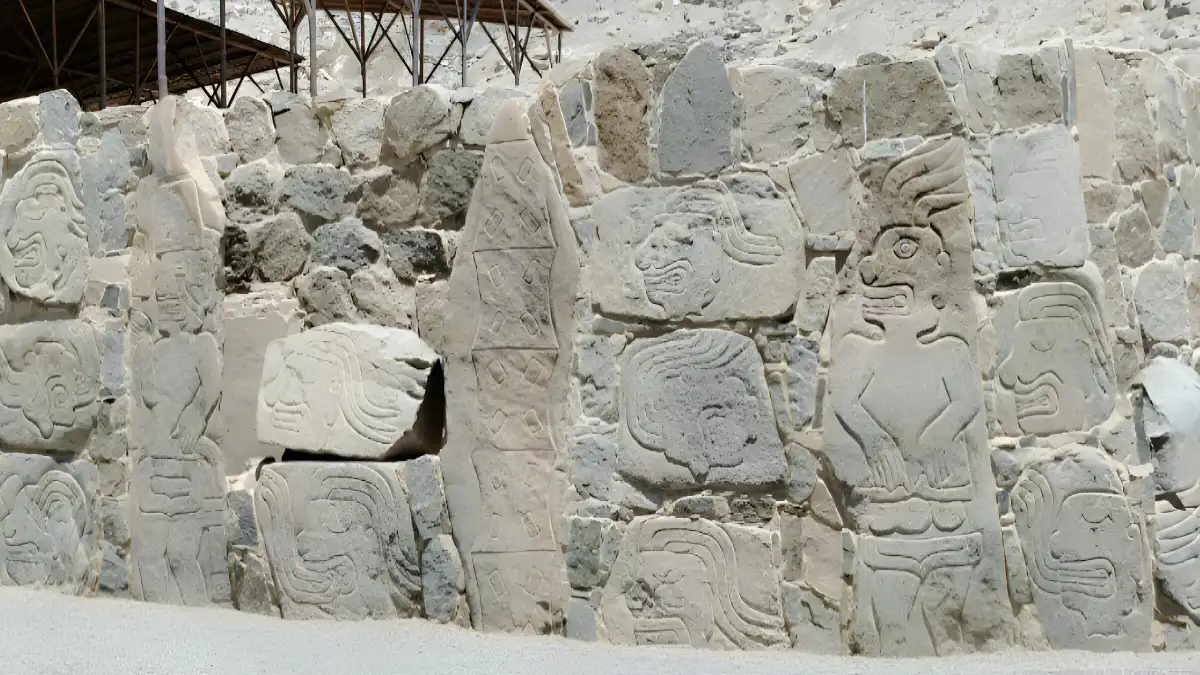 Relieves de piedra en el Centro Arqueológico Sechín que representan guerreros y escenas de sacrificios humanos en Casma, Áncash