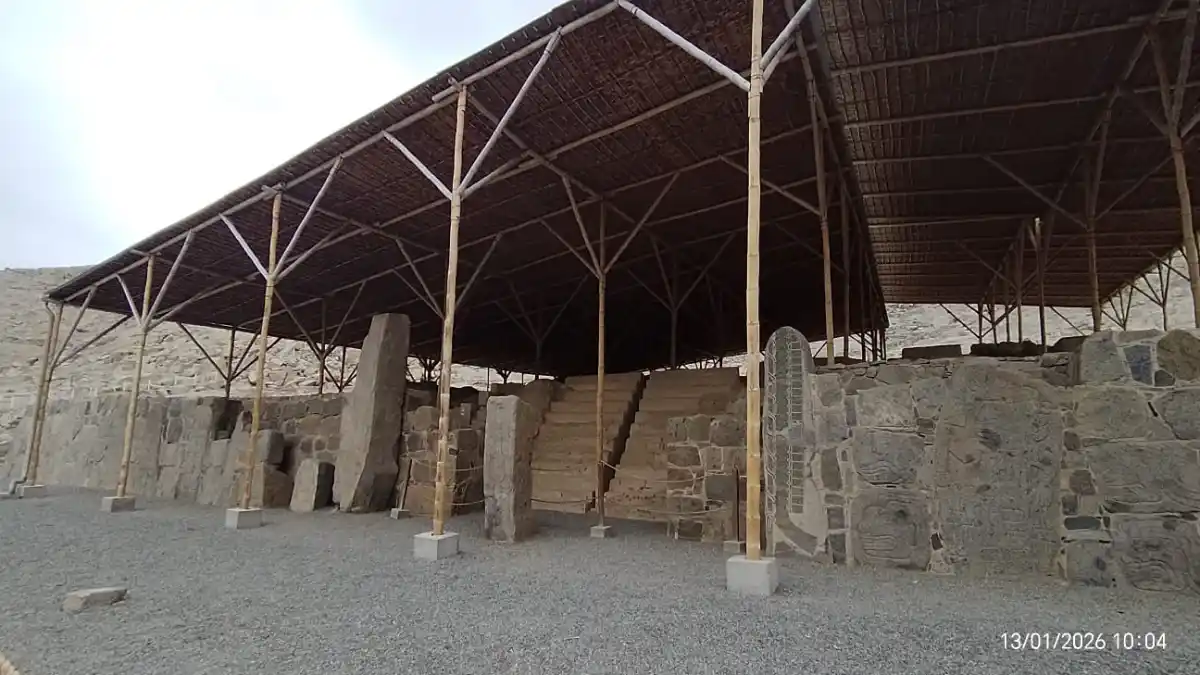 Templo ceremonial del Centro Arqueológico Sechín en Casma, Áncash, construido con monolitos de piedra grabados