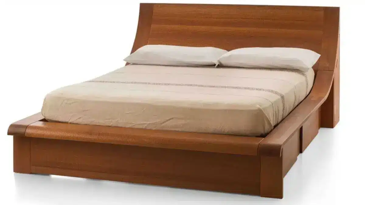 Cama de nogal hecha a mano por artesanos de Don Bosco en Chacas, Áncash