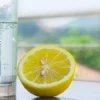 Diez beneficios de tomar agua con limón