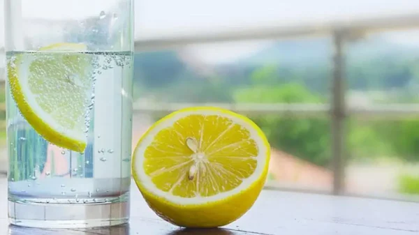 Diez beneficios de tomar agua con limón