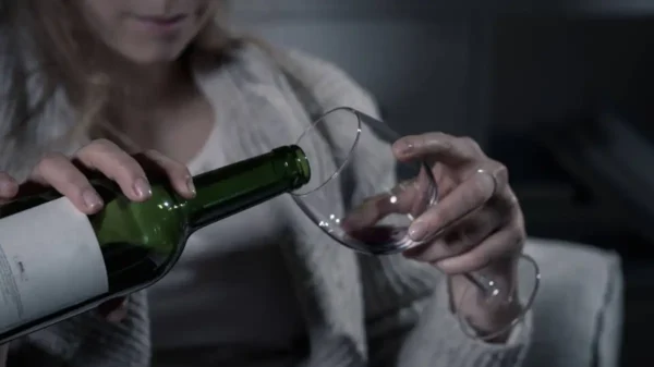 Excesivo consumo de alcohol puede dañar al cerebro en adultos