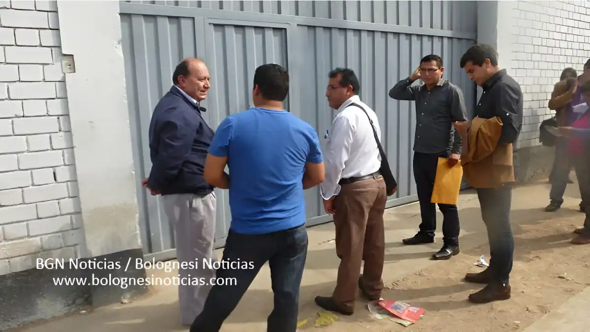 El alcalde Nicolás Risco Orbegozo y el regidor Rolando Jesús Llanos Centurión junto a sus abogados en el ingreso a la sede del RENIEC durante la verificación de firmas del proceso de revocatoria en Pallasca, en 2017.