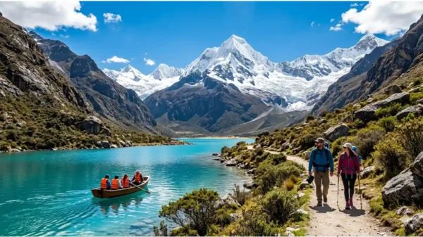 Turistas disfrutando de la laguna Chinancocha al visitar el Parque Nacional Huascarán en Áncash durante el feriado largo.