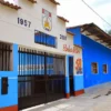 Fachada de la I.E. Apóstol Santiago de Cabana, donde una estudiante sin uniforme denunció que le impidieron ingresar