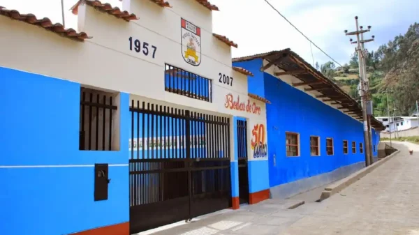 Fachada de la I.E. Apóstol Santiago de Cabana, donde una estudiante sin uniforme denunció que le impidieron ingresar