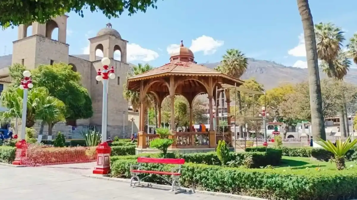 Plaza de Armas de Caraz, ciudad del Callejón de Huaylas en la región Áncash