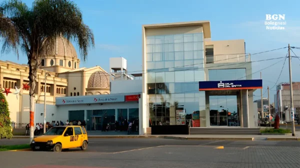 Julia Llanos Centurión, trabajadora del Banco de la Nación denunciada por presunto hurto en Nuevo Chimbote.