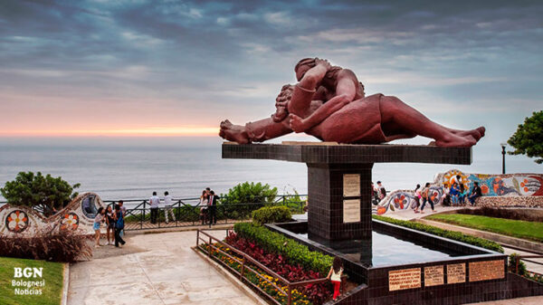 Atractivo turístico del Perú, frente al mar de Lima