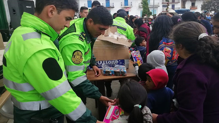 Policía de Pallasca llevó chocolatada y regalos a niños