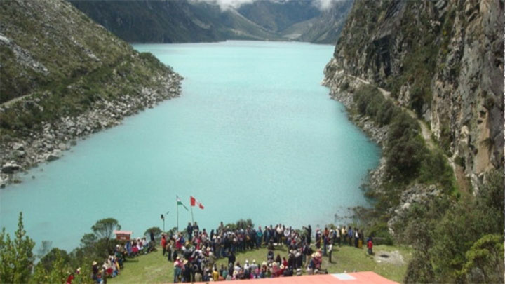 La laguna Parón es una laguna del Perú situada en la provincia de Huaylas en el departamento de Ancash.