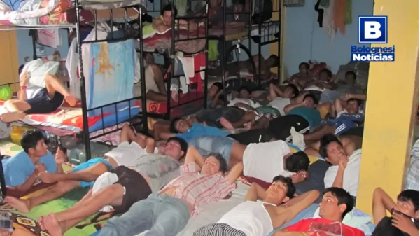 Internos en condiciones de hacinamiento extremo dentro del penal Cambio Puente de Chimbote.