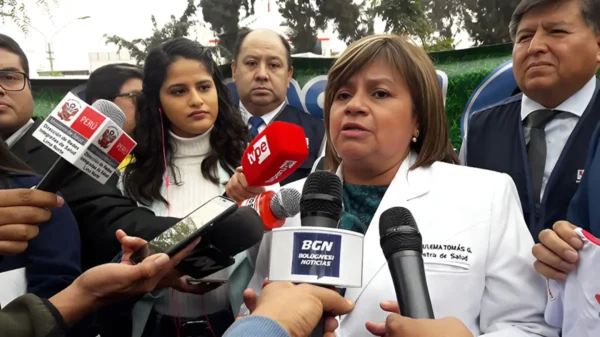 Zulema Tomás renuncia al Minsa y ofrece declaraciones a la prensa tras acusaciones de nepotismo.