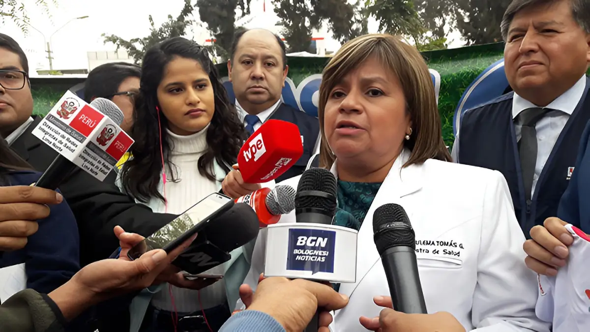 Zulema Tomás renuncia al Minsa y ofrece declaraciones a la prensa tras acusaciones de nepotismo.