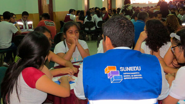 Sunedu orientó a estudiantes de USP acerca del cierre