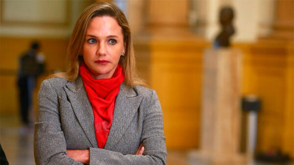 Dictan impedimento de salida a Luciana León