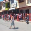 Forman grandes colas para comprar cerveza en Piura pese a cuarentena