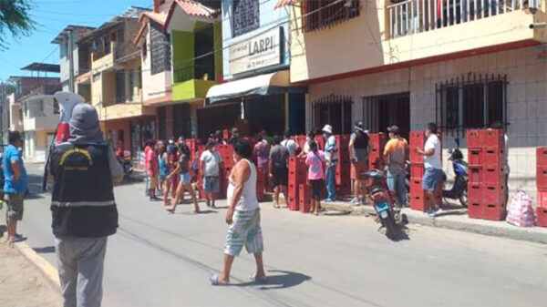 Forman grandes colas para comprar cerveza en Piura pese a cuarentena