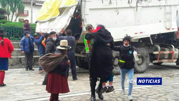 Áncash: En volquete basurero de Conchucos traen a pobladores a cobrar bono