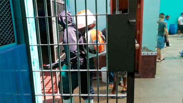desinfectan penal de Chimbote