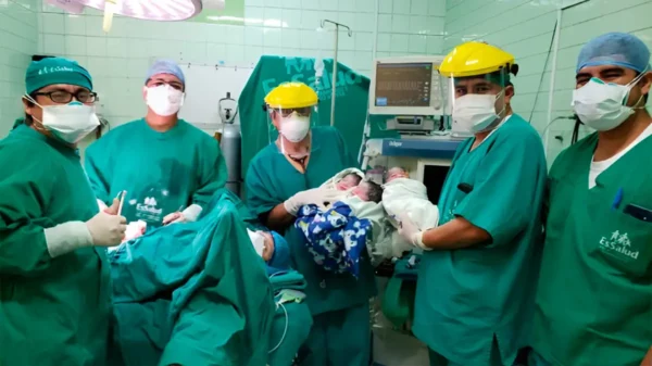 Trillizos en Chimbote nacen sanos en el Hospital III de EsSalud junto a equipo médico