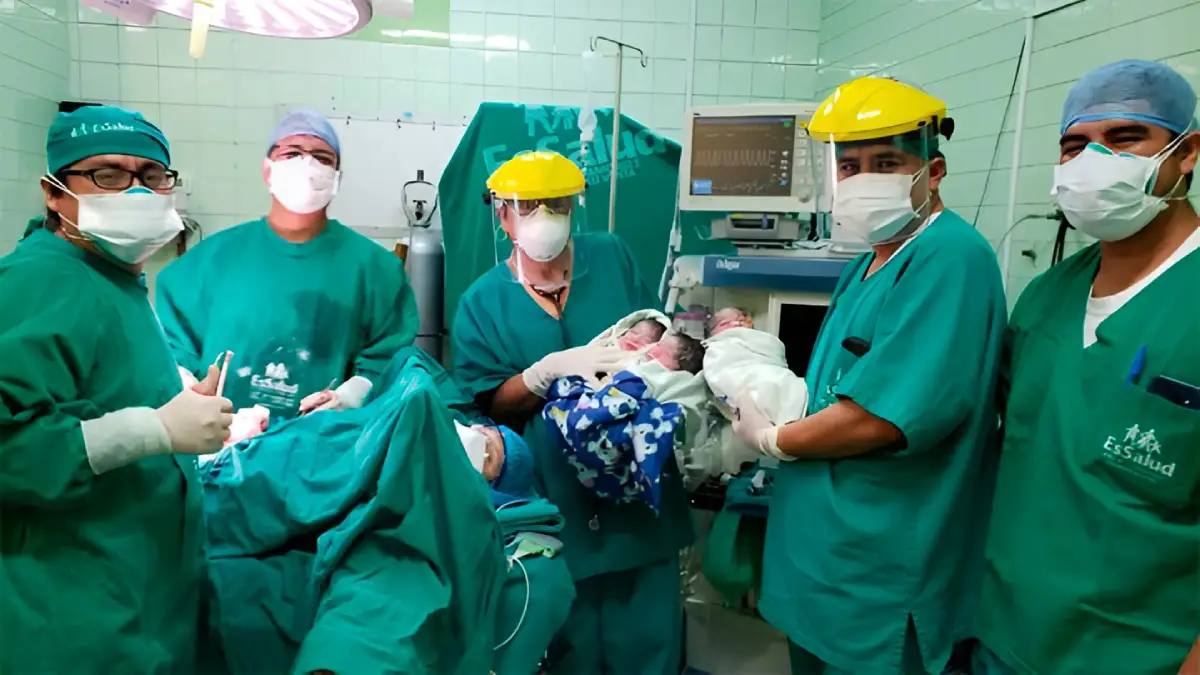 Trillizos en Chimbote nacen sanos en el Hospital III de EsSalud junto a equipo médico
