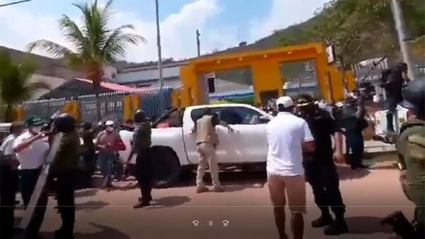 Pobladores abuchean a Martín Vizcarra por inaugurar planta financiada con pollada