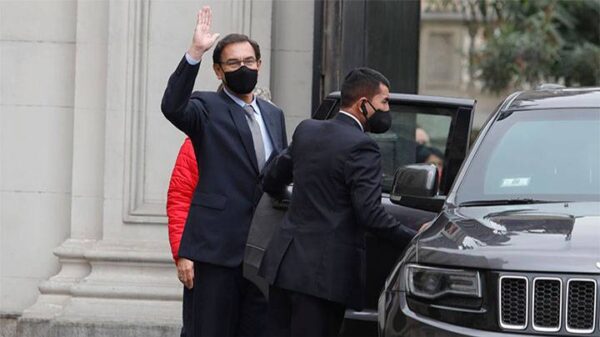 Martín Vizcarra acepta su destitución y deja Palacio de Gobierno con la frente en alto