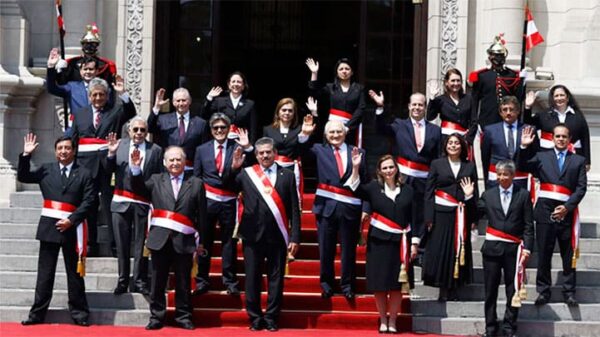 Merino de Lama juramenta gabinete liderado por Ántero Flores-Aráoz