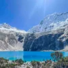 Representantes del Inaigem y la Unasam durante la firma del convenio para fortalecer la investigación en glaciares en Áncash y prevenir riesgos de avalanchas.