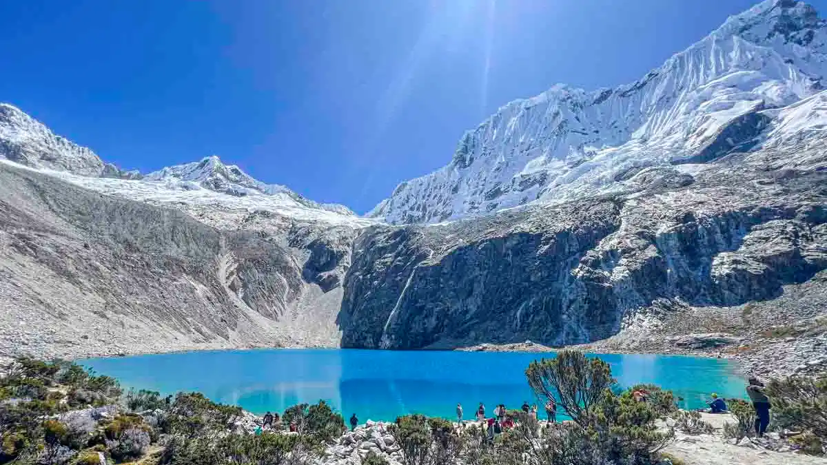 Representantes del Inaigem y la Unasam durante la firma del convenio para fortalecer la investigación en glaciares en Áncash y prevenir riesgos de avalanchas.