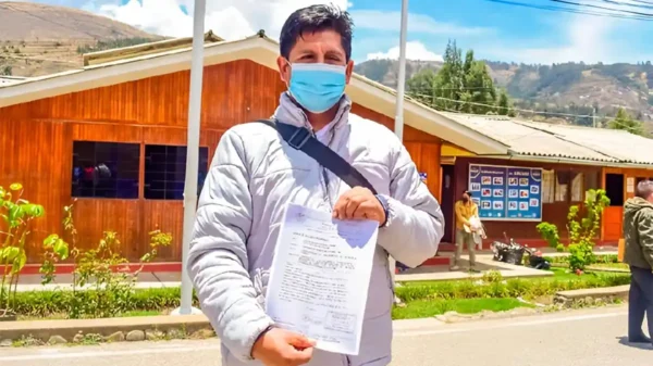 Alcalde de Santa Rosa muestra el convenio firmado en el GORE Áncash para ejecutar el Canal de Paccha en Santa Rosa.