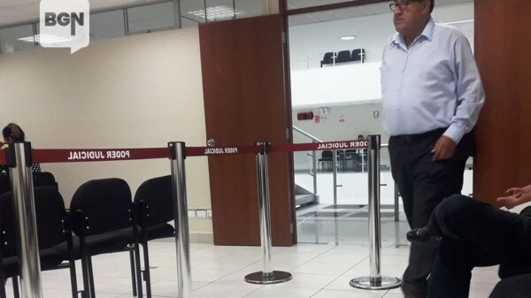 Candidatura de Martín Espinal Reyes en peligro tras tacha por omitir sentencia judicial.